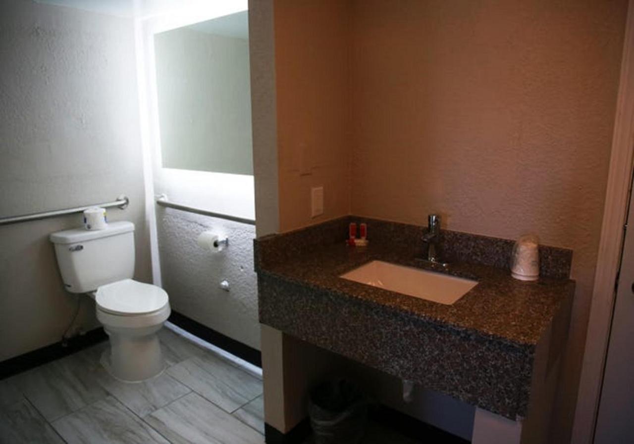 Days Inn And Suites By Wyndham פורט הורון מראה חיצוני תמונה
