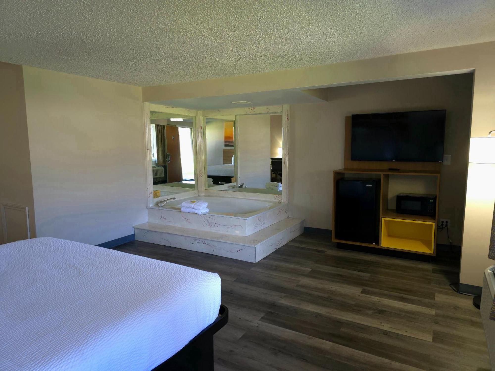 Days Inn And Suites By Wyndham פורט הורון מראה חיצוני תמונה
