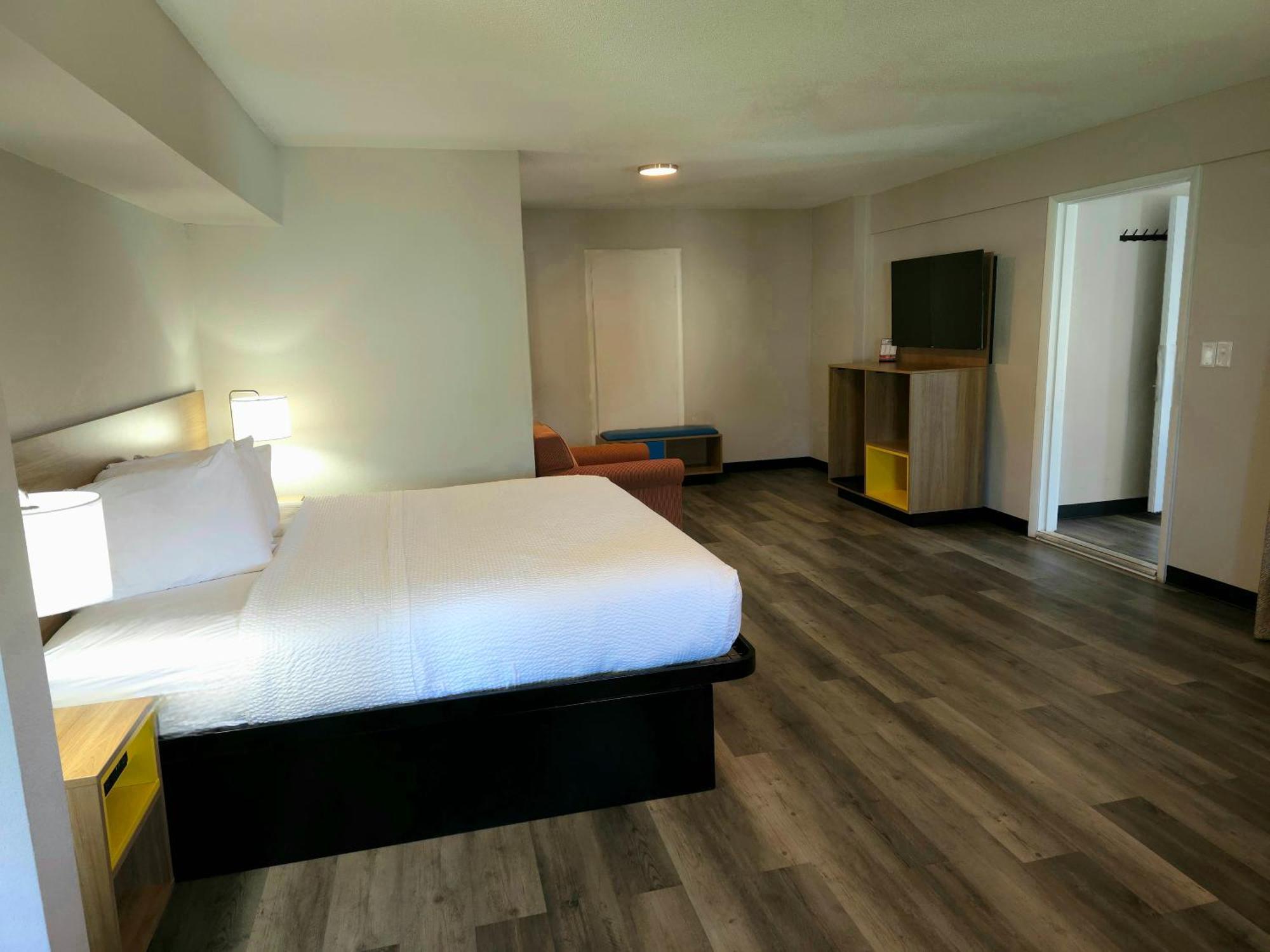 Days Inn And Suites By Wyndham פורט הורון מראה חיצוני תמונה