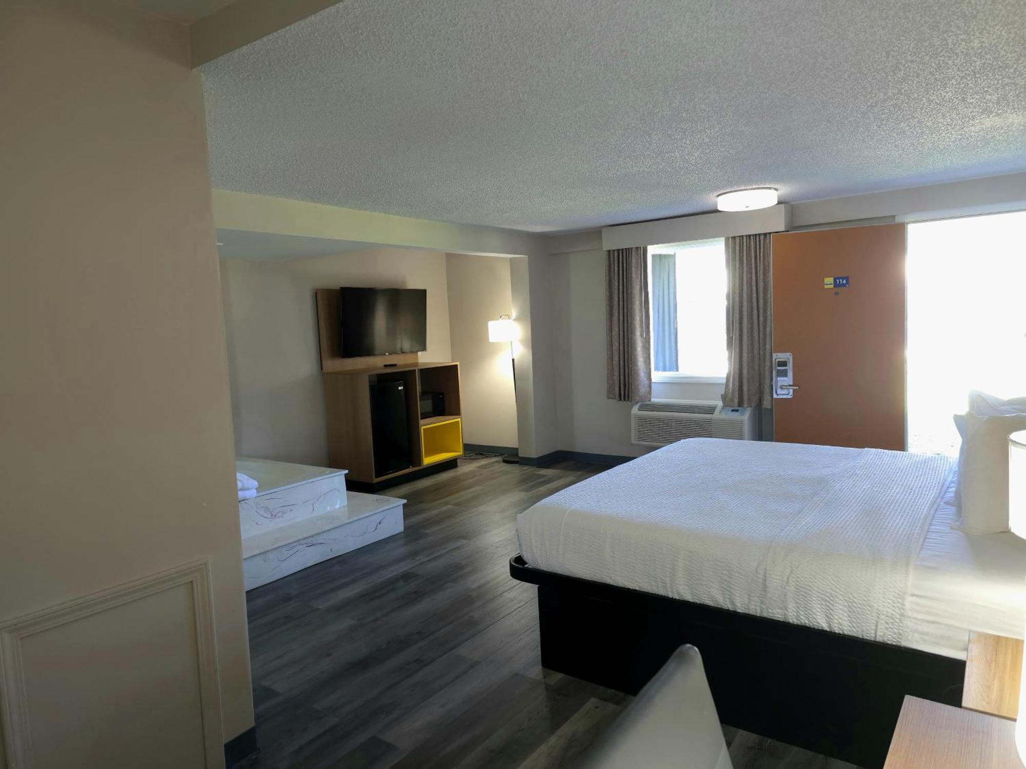 Days Inn And Suites By Wyndham פורט הורון מראה חיצוני תמונה
