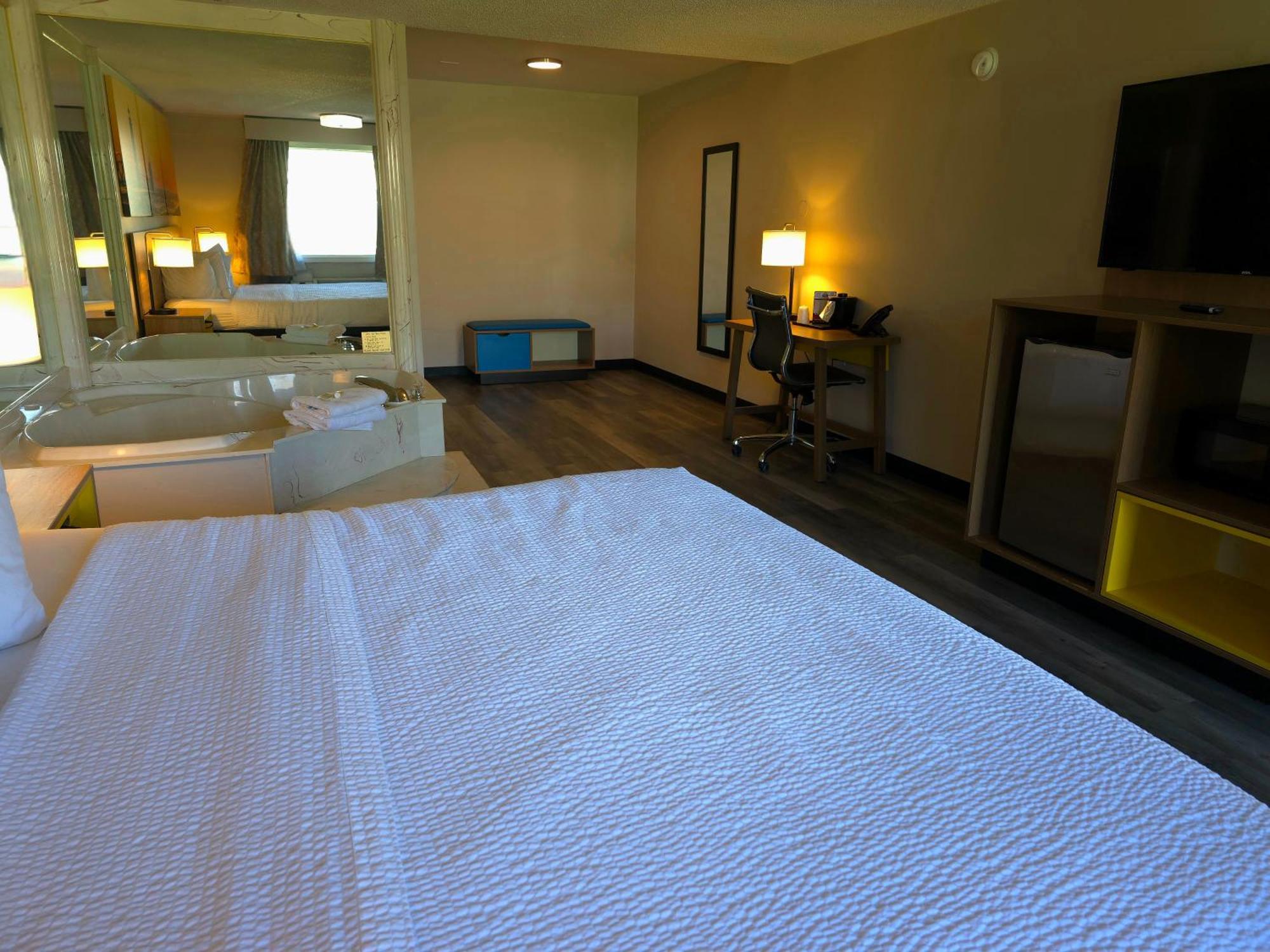 Days Inn And Suites By Wyndham פורט הורון מראה חיצוני תמונה