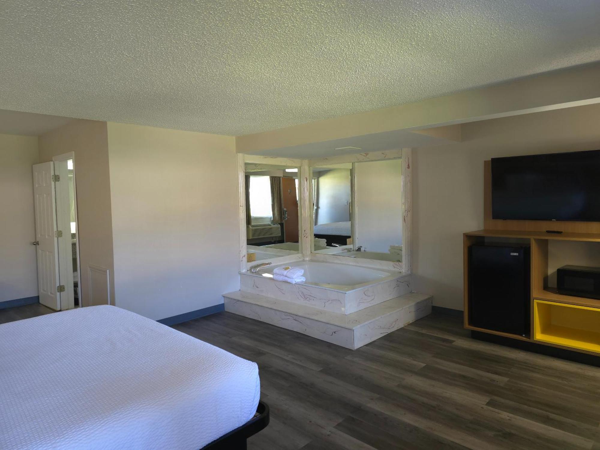 Days Inn And Suites By Wyndham פורט הורון מראה חיצוני תמונה